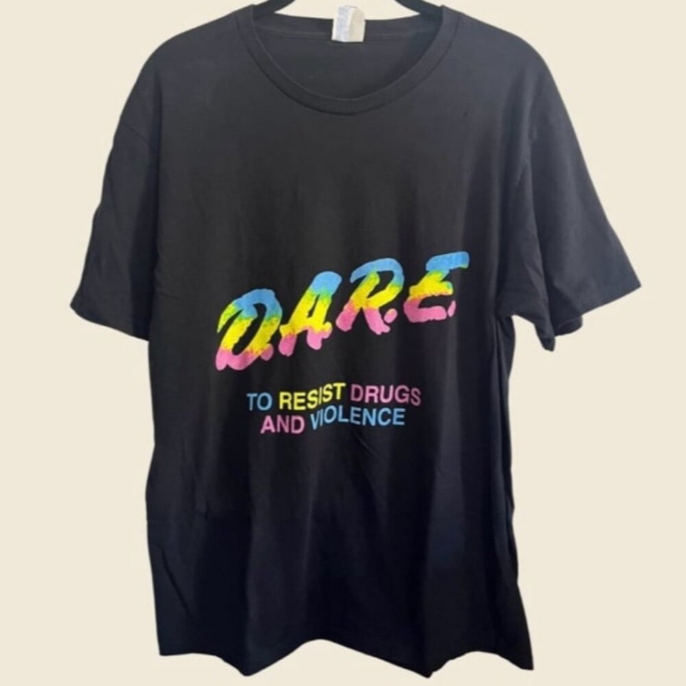 D.A.R.E Retro Style Rainbow Gradient Resist Drugs and Violence T-Shirt Size M